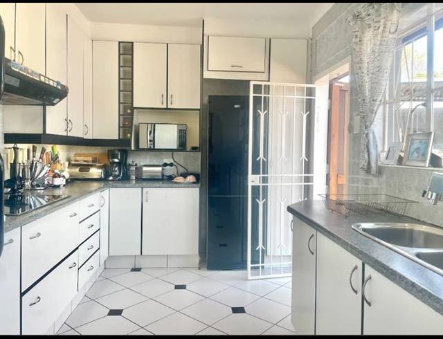 6 BEDROOM HOUSE FOR SALE IN MULBARTON